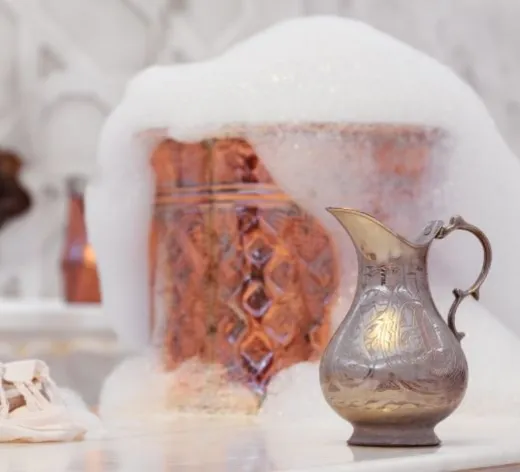 Kupferschale mit Seifenschaum und Karaffe im Hamam.