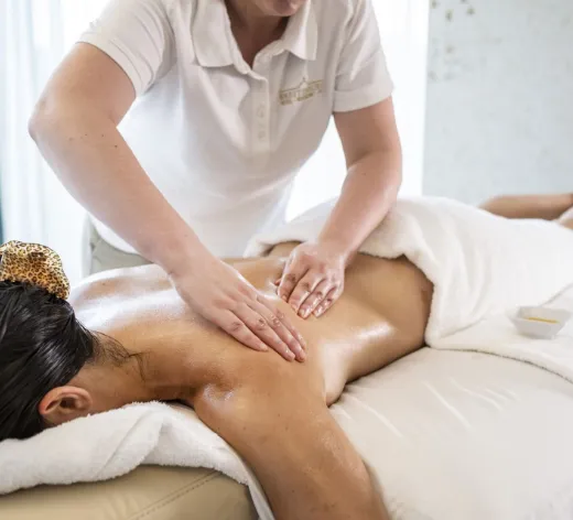 Frau bekommt eine Rückenmassage.