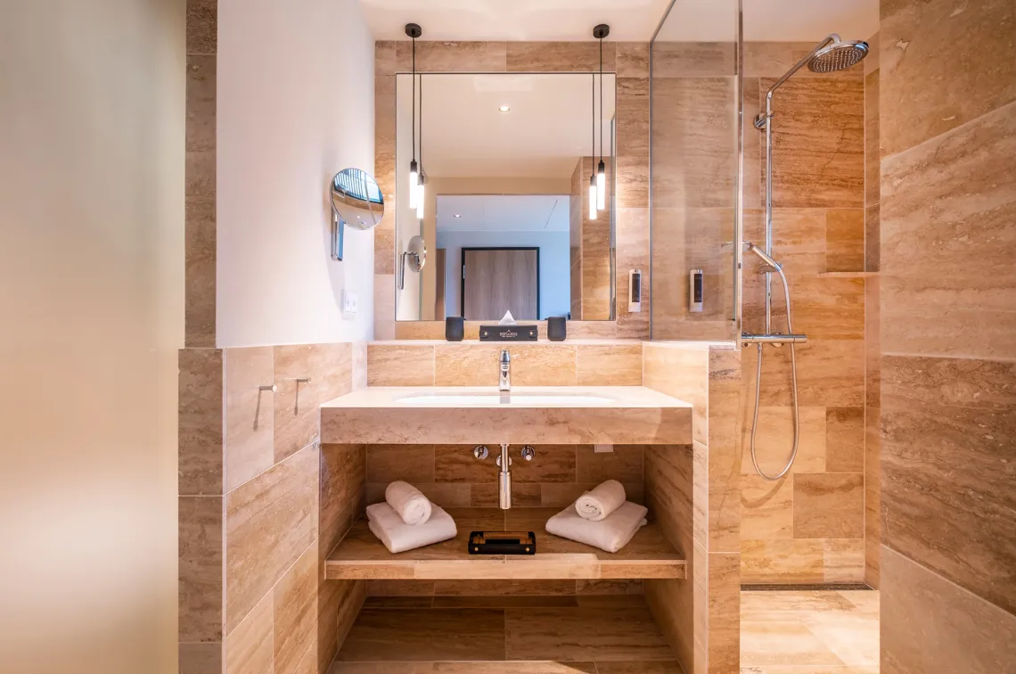 Badezimmerbereich des Hotelzimmers