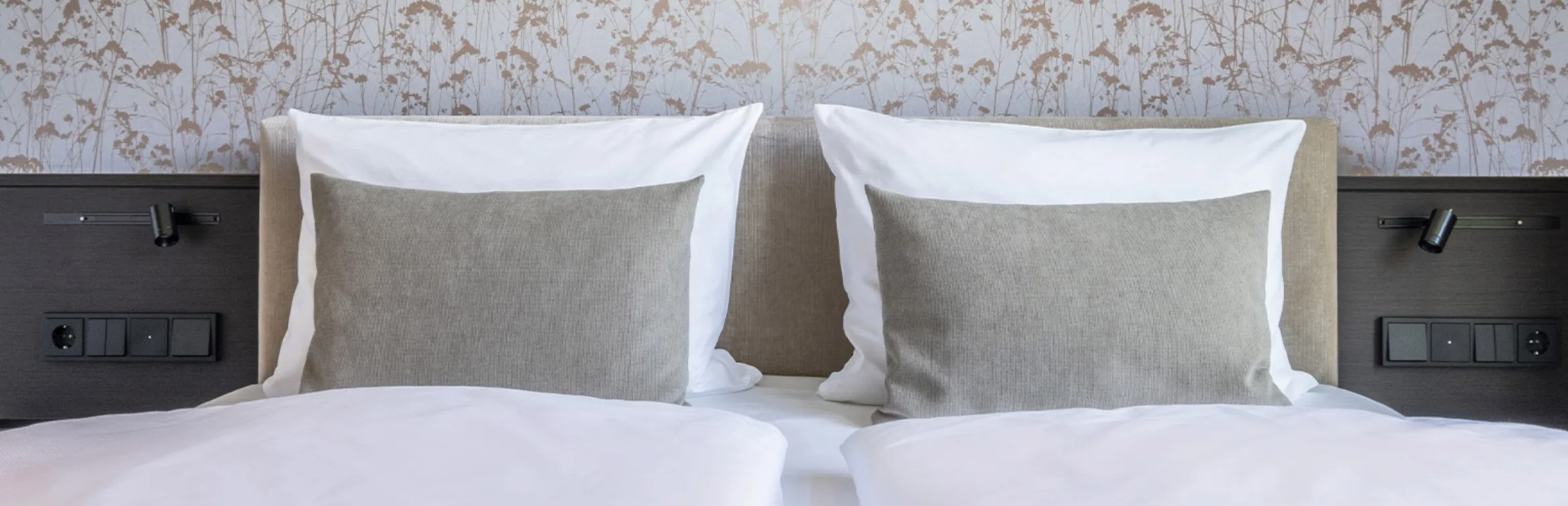 Hotelbett mit Kissen