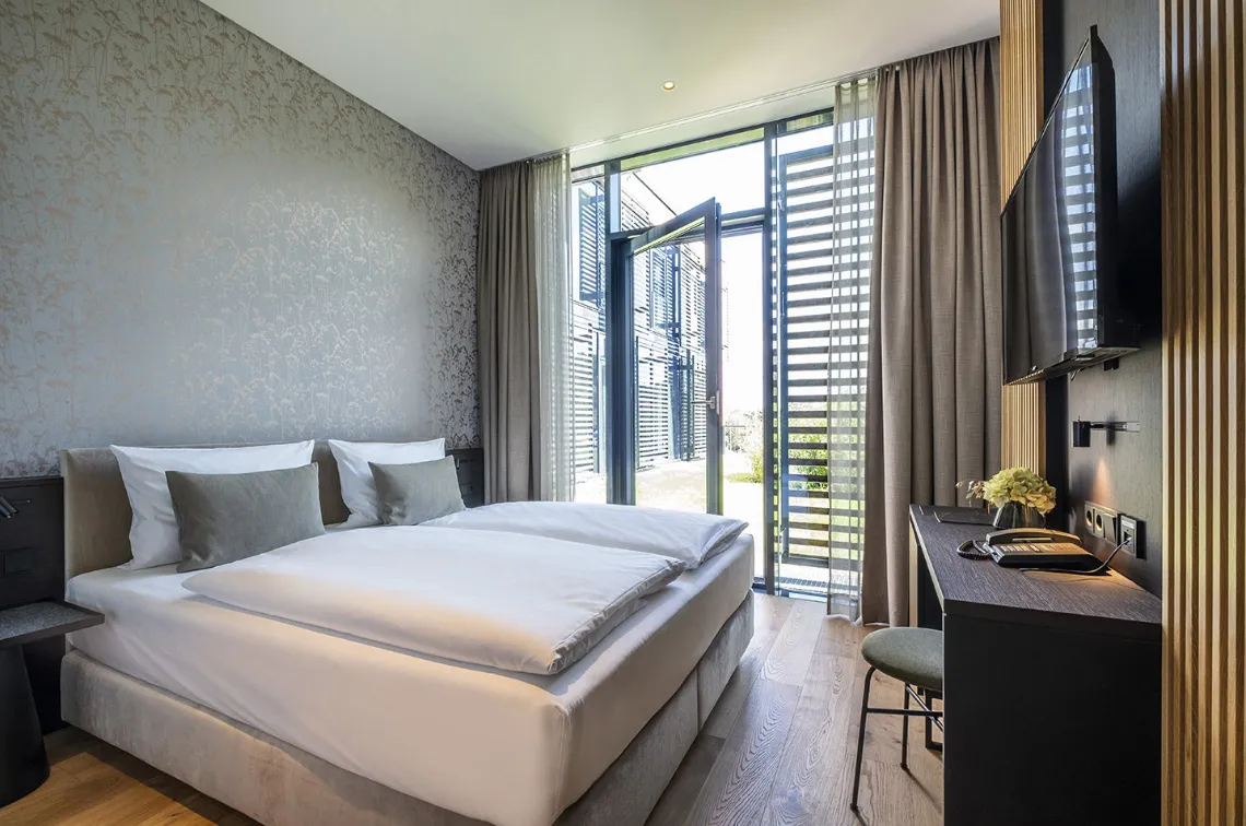 Hotelzimmer mit Bett und Terrasse