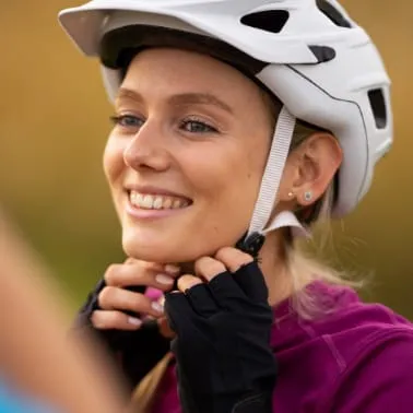 Person zieht sich einen Helm an