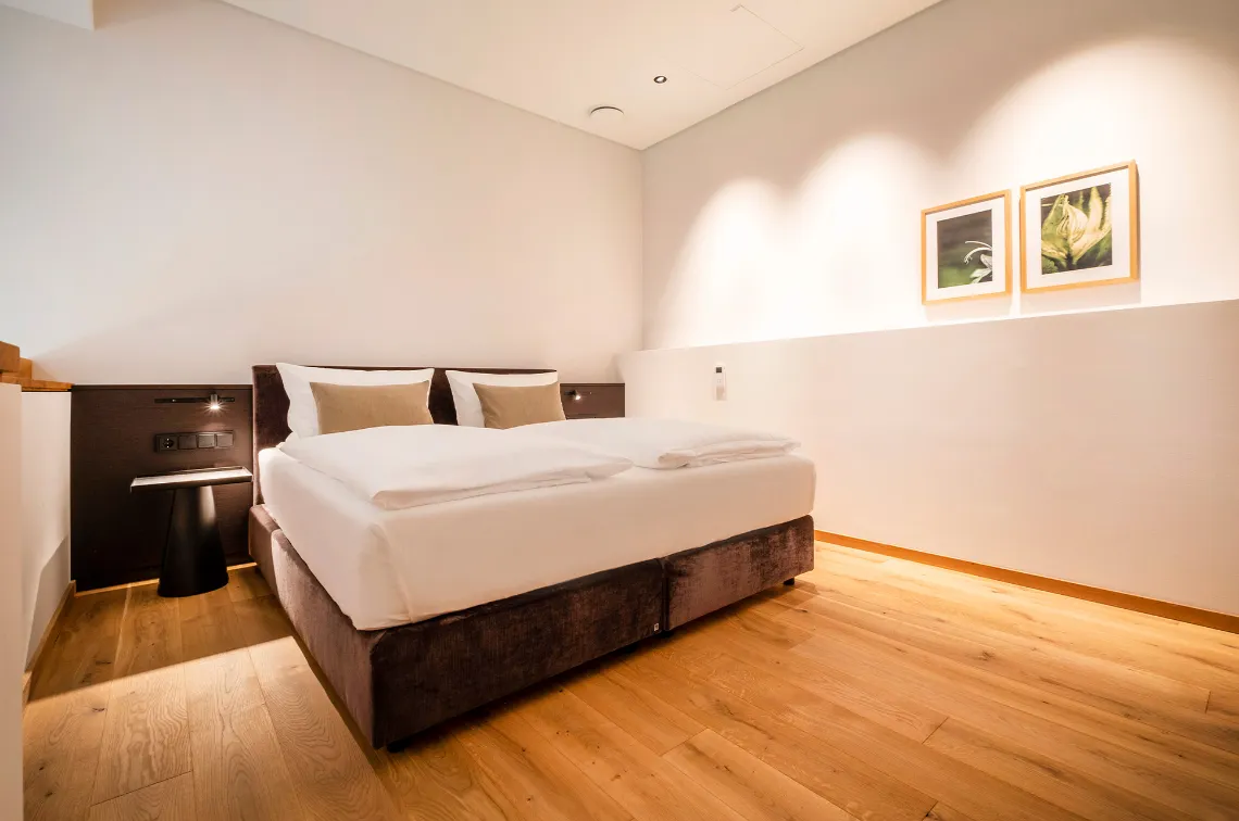 Hotelbett mit Holzboden