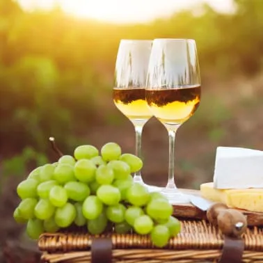 Weißwein und Weintrauben