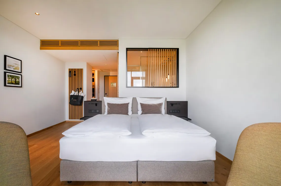 Hotelzimmer mit Doppelbett