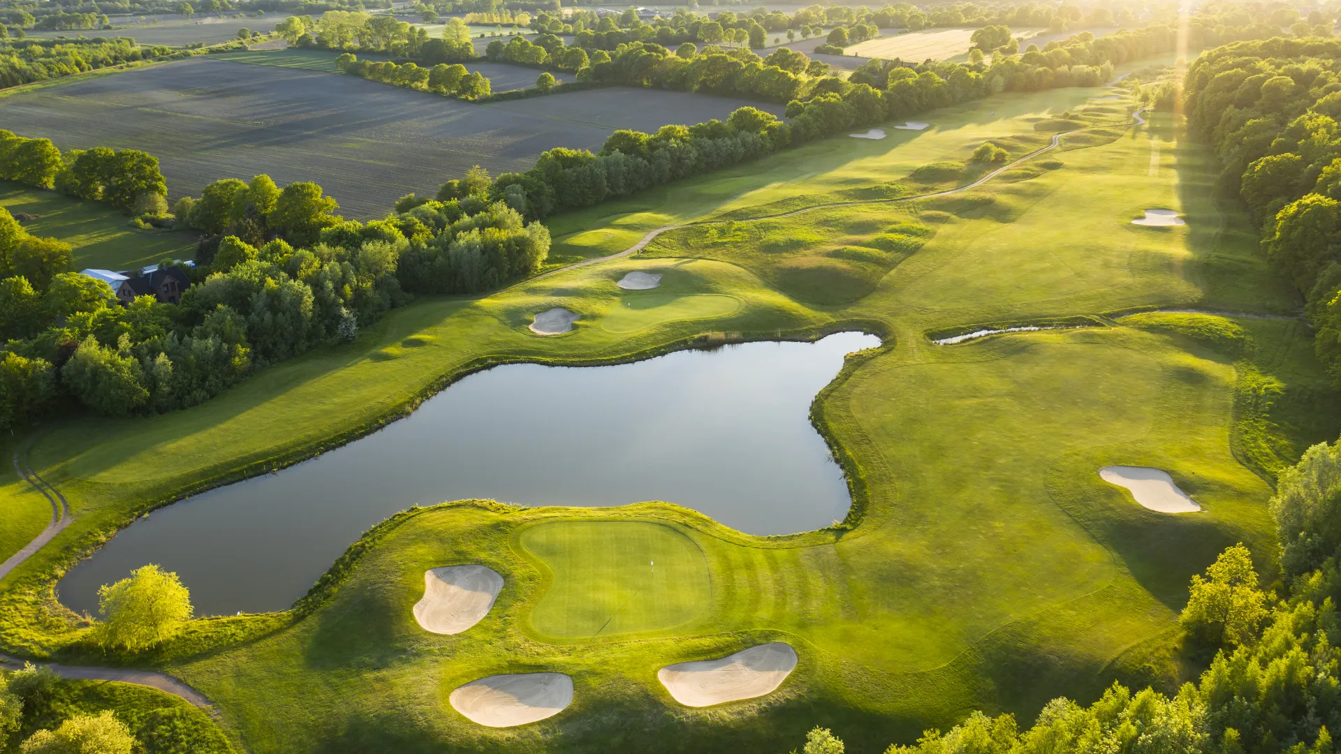 Golfplatz und See von oben