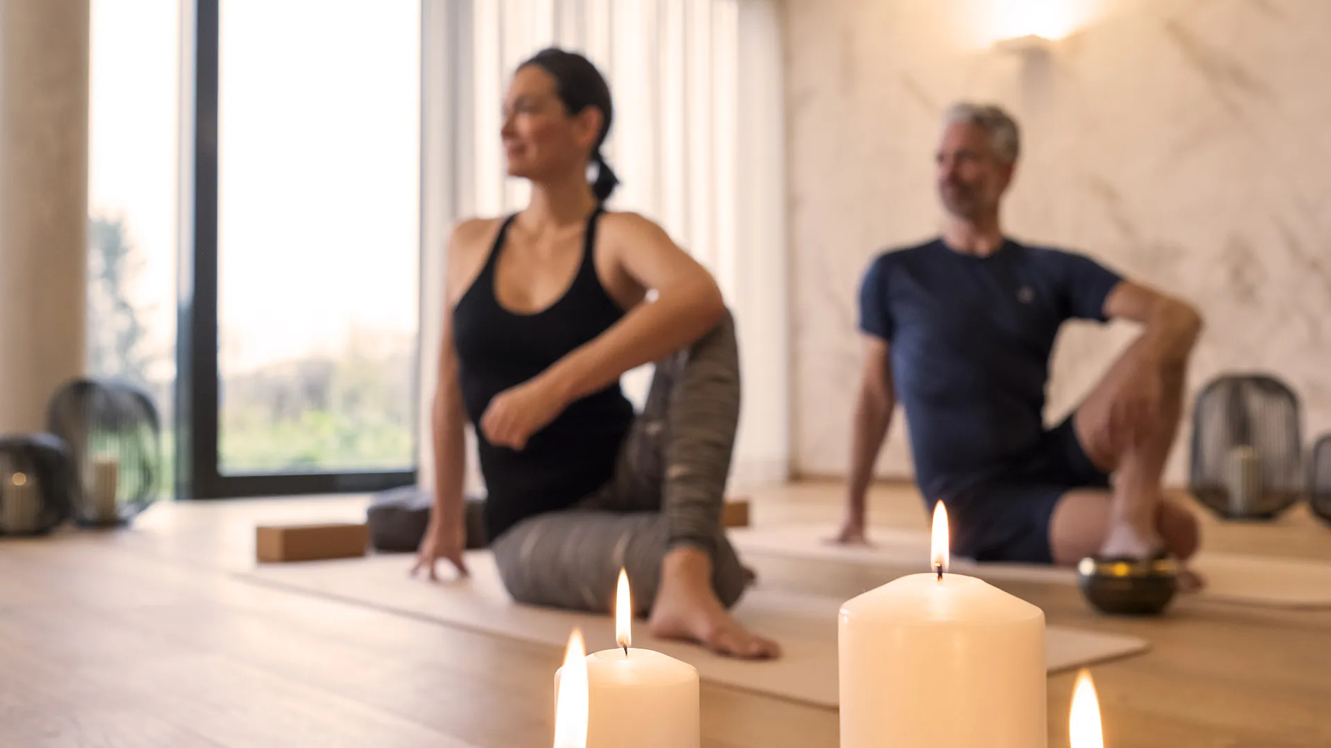 Paar bei Yoga und mit Kerzen