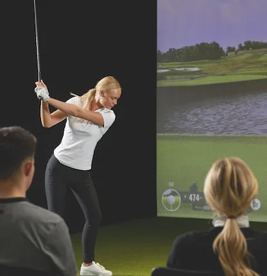 Frau mit Golfschläger