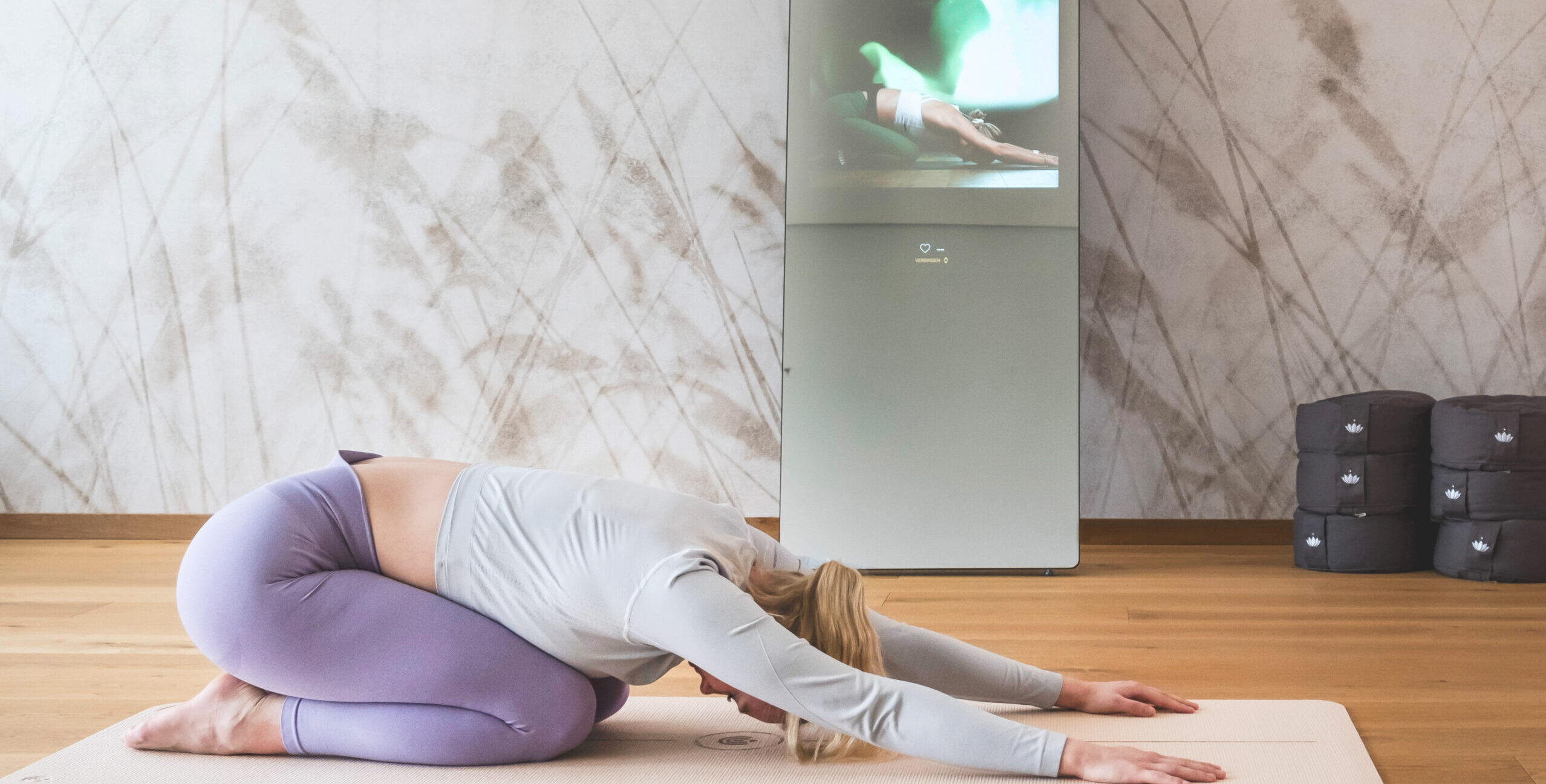 Eine Frau macht Yoga auf einer Matte
