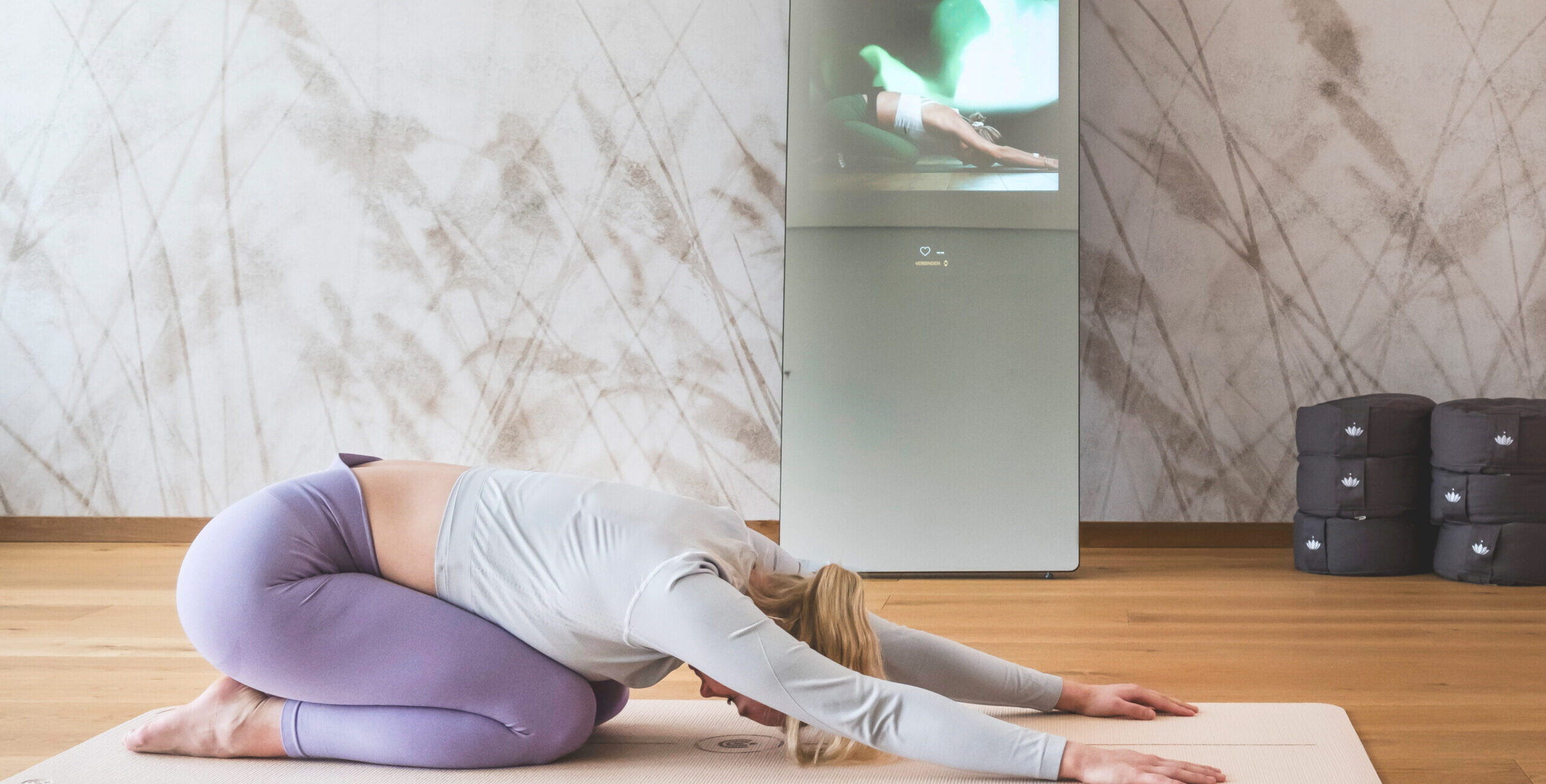 Eine Frau macht Yoga auf einer Matte