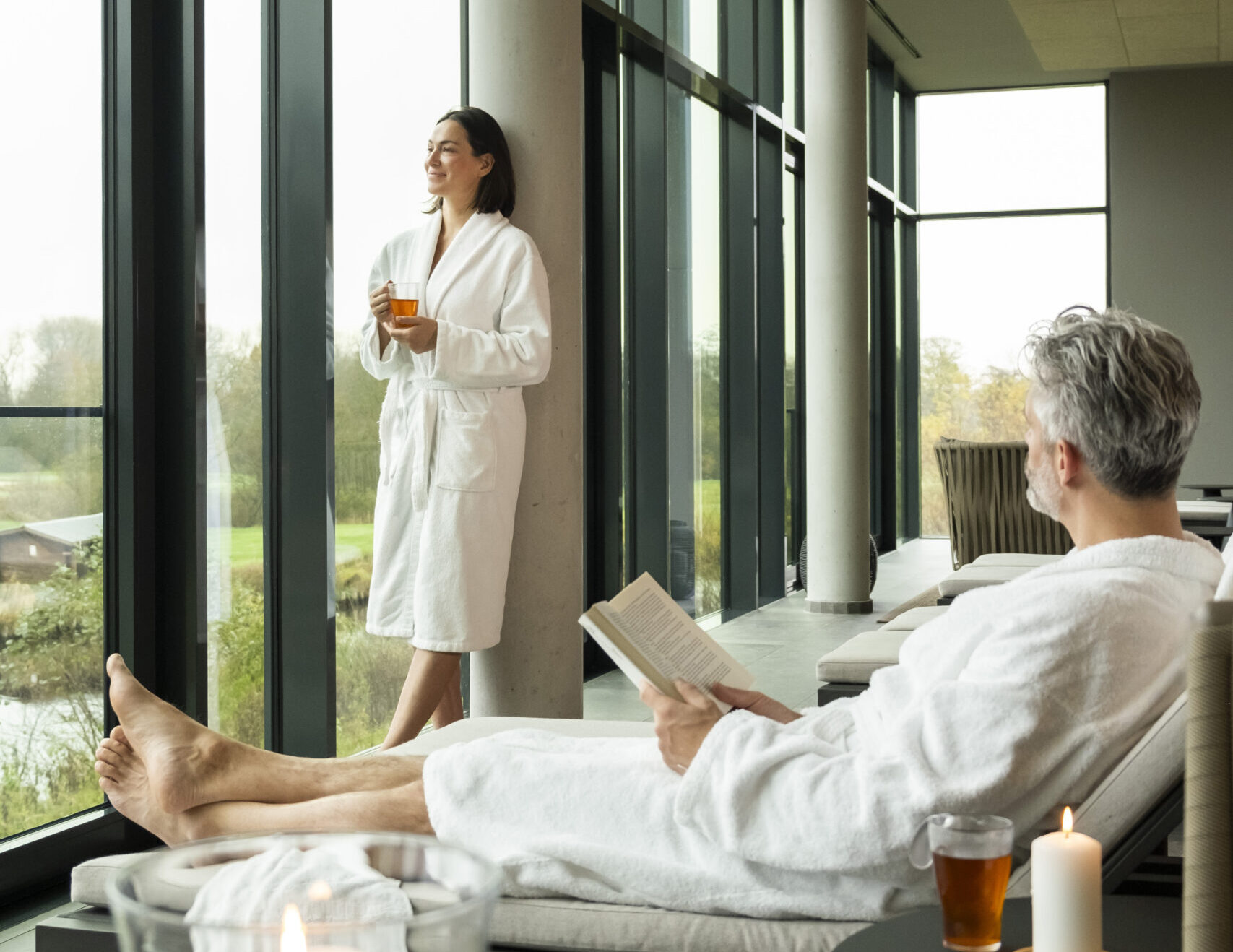 Ein Paar in Morgenmängeln im Wellnessbereich